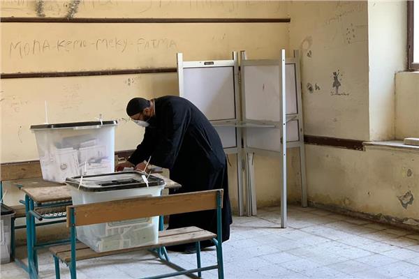 من لوحات المعرض