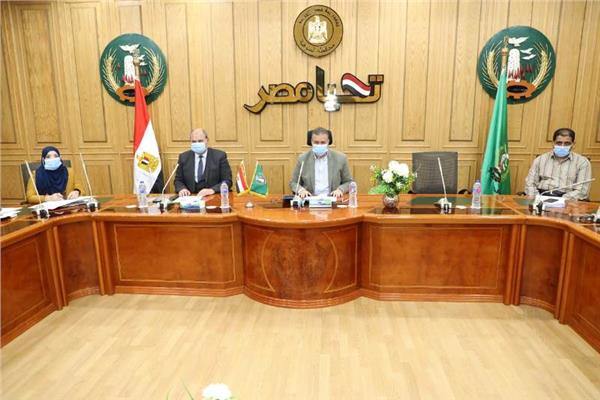 محافـظ المنوفية يناقش معوقات رصف طريق  شبين الكوم - الباجور بطول 12 كم 