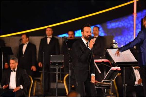 سعد رمضان يبهر الجميع بمسرح النافورة 