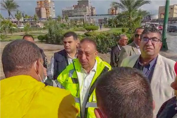 محافظ الإسكندرية يتابع رفع مياه الأمطار بالعجمي
