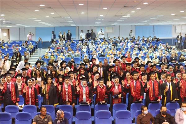 محافظ قنا ورئيس جامعة جنوب الوادى يشهدان حفل تخرج الدفعة الثانية  لكلية طب الفم والأسنان 