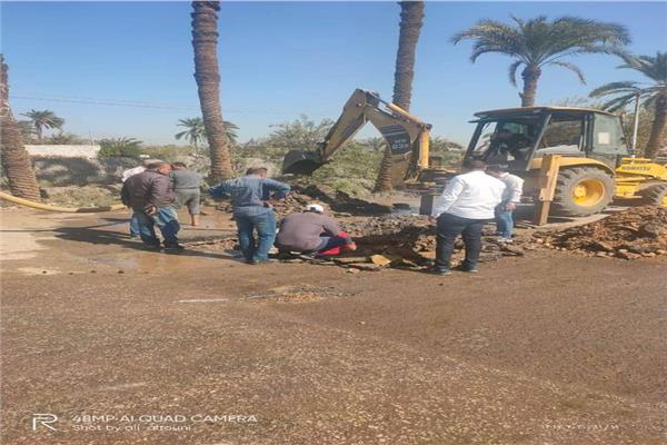 رئيس مدينة مطاي يتابع اصلاح عطل مياة بحي غرب المدينة 