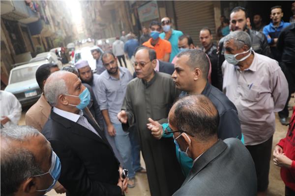 محافظ الجيزة يطمئن على سلامة السكان بعد ترييح البرجين