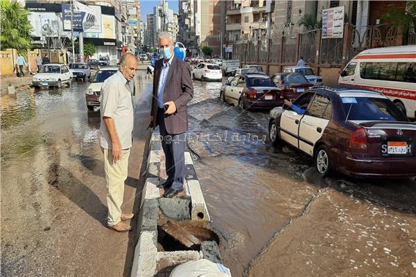 تخفيض ضغوط مياه الشرب بمدينتي المنصورة وطلخا ومواصلة عمليات مسح وشفط المياه من الشوارع