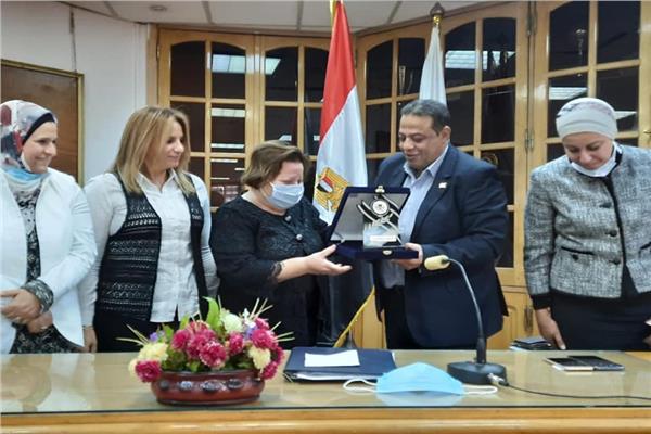 عميد آداب عين شمس