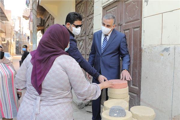 محافظ سوهاج يتفقد تطوير ورصف عدد من شوارع حي غرب الفرعية 