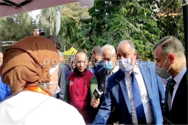 وزير الزراعة يتفقد مهرجان العسل