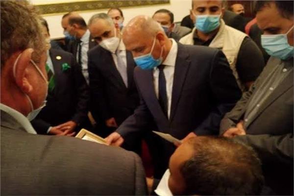 وزير النقل يكرم قائد قطارات بأسوان ويصرف له كرسي كهربائي