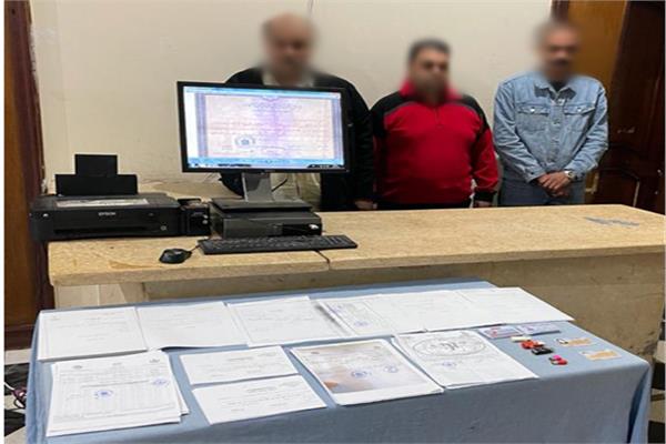 المتهمون وأمامهم المضبوطات