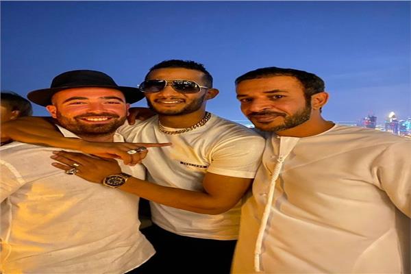 محمد رمضان يتوسط حمد المزروعي وعومير آدام