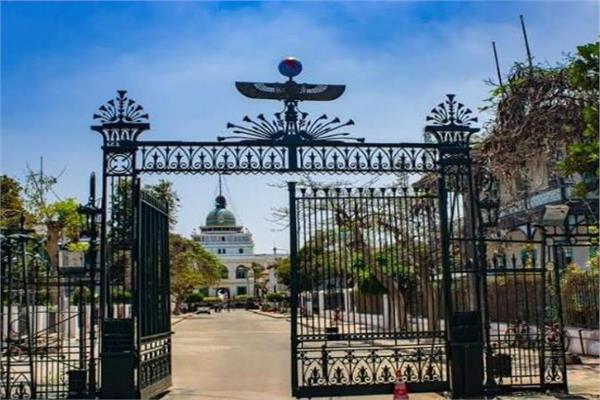 بوابة الحديدية بالمدخل الرئيسي لمبنى القبة