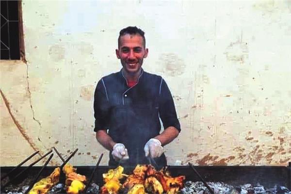 أحمد أثناء إعداده للوجبات