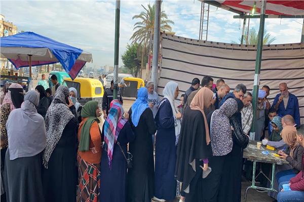 احتشاد أهالي الإسكندرية أمام اللجان الانتخابية