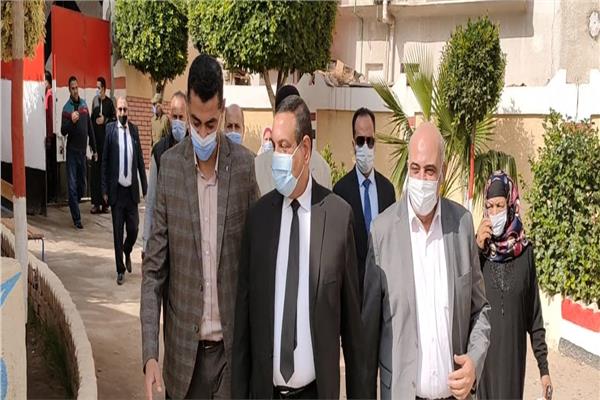 محافظ البحيرة يتفقد الانتخابية بمركز كوم حمادة 