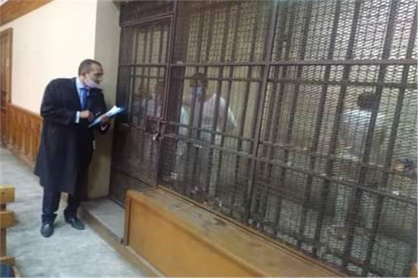المتهمين أثناء حديثهم مع الدفاع