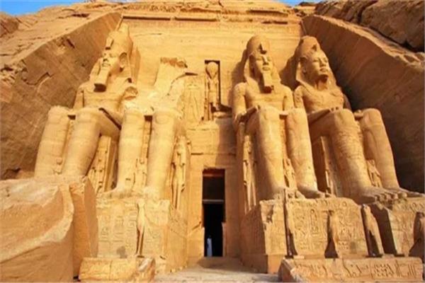 سائح ألماني يصمم مجسما لمدينتي الأقصر وأسوان