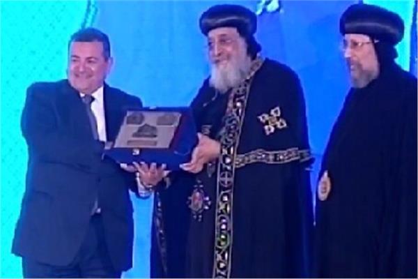 البابا تواضروس يهدي درع المركز الثقافي القبطي الأرثوذكسي