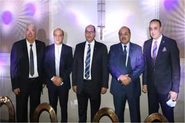 د. أسامة أبوزيد رئيس مجلس الإدارة بعد التكريم