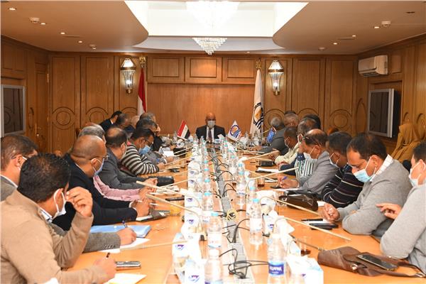 محافظ قنا يعقد اجتماع تنسيقي للبدء في تنفيذ الكوبري العلوي بالرياح وكوبري المشاة بالقناوية