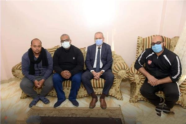 وفد من هيئة قناة السويس يقدم التعازي لأسرة فقيد الصحافة بالإسماعيلية