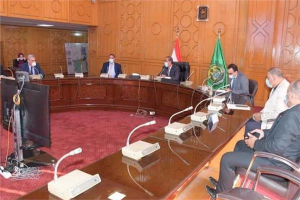 محافظ الإسماعيلية يكرم رئيس جامعة القناة وفريق عمل الدليل الإرشادى