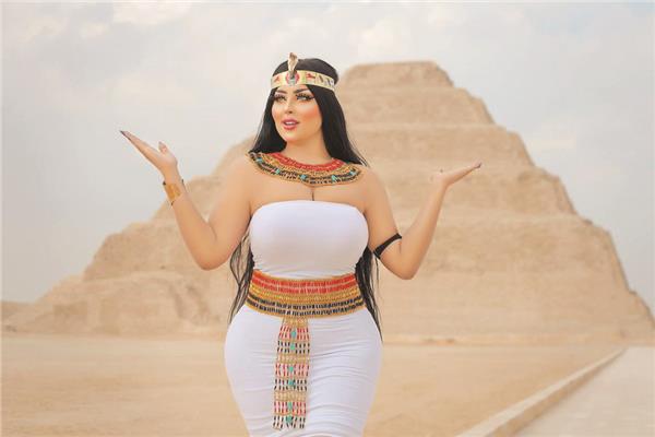 فتاة الزى الفرعونى خلال جلسة تصوير بسقارة