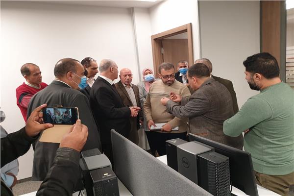 رئيس الجمارك يتفقد بدء التشغيل التجريبى لمنظومة النافذة الواحدة بميناء الإسكندرية البحرى