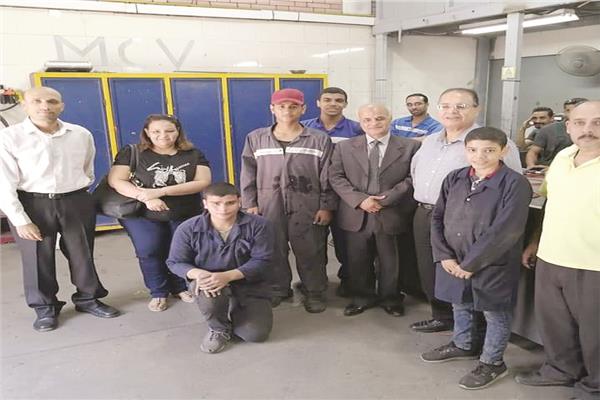 الطلاب داخل أول مدرسة لصناعة السيارات