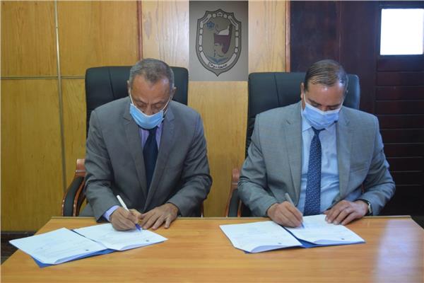توقيع بروتوكول تعاون بين جامعة سوهاج وجمعية تنمية المجتمع للصناعات الصغيرة