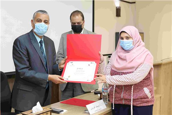 توزيع شهادات دورة TOT 