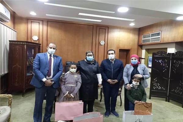 تكريم أبناء وزوجة الشهيد أحمد عبد الفتاح 