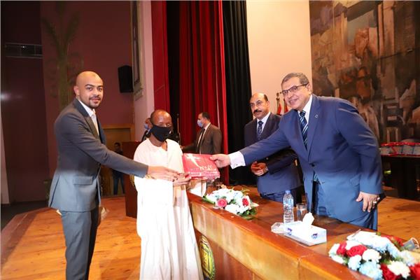 سعفان يسلم 32 عقد عمل 