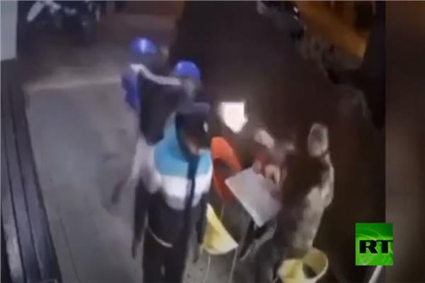 سرعة رد فعله أنقذته من القتل