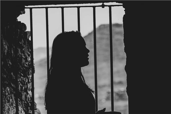 حكايات| أم منزوعة الرحمة.. تخنق توأمها وتلقي بهما في القمامة 