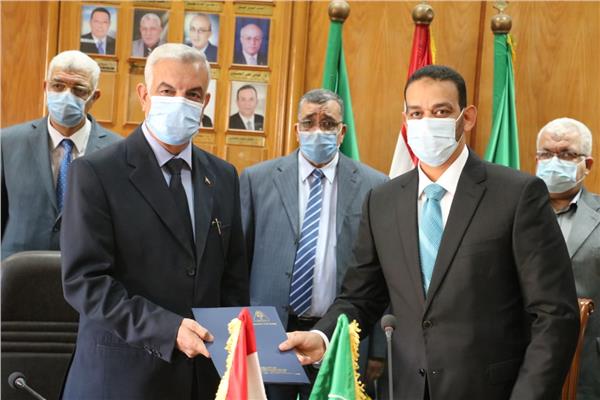 الدكتور عادل مبارك رئيس جامعة المنوفية والدكتور محمود قوره عميد كلية الطب