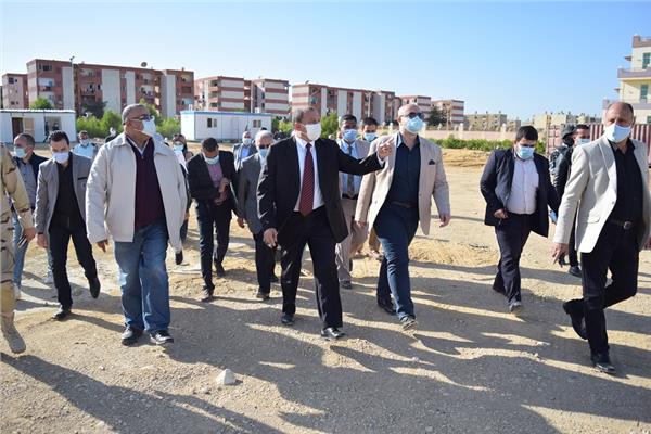 محافظ بني سويف ورئيس الجامعة يتفقدان موقع إنشاء الجامعة الأهلية