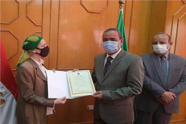 محافظ الإسماعيلية يكرم مديري وموظفي الديوان العام بعد وصولهم سن المعاش