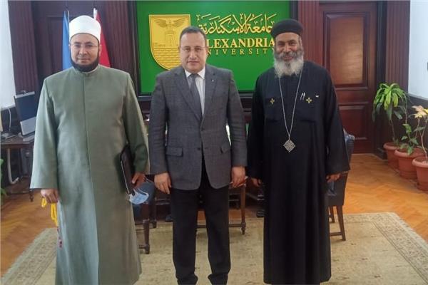 رئيس جامعة الإسكندرية يستقبل ممثلا بيت العائلة المصرى
