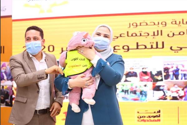 وزيرة التضامن تحتضن الطفلة فاطمة