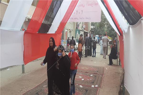 الناخبون يزينون اللجان بالأعلام والطوابير