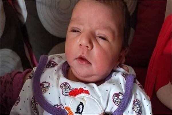 طفلة رضيعة بجوار مدرسة بدار السلام
