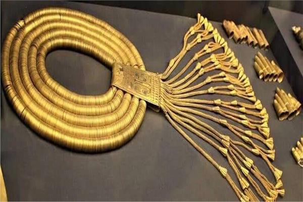 القلادة الذهبية للملك بسوسنيس الأول 