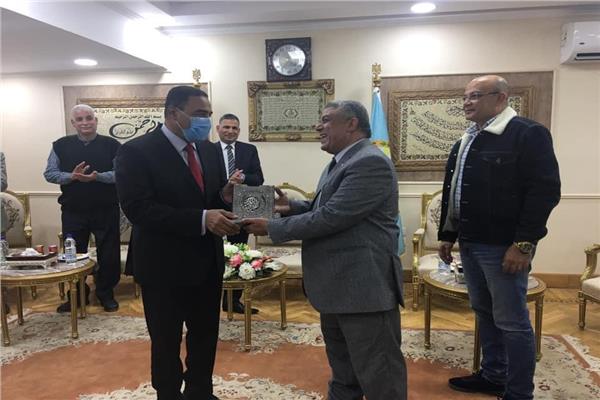 خلال إهداء  شعيب لابو اليزيد درع المحافظة