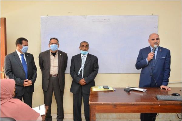 رئيس جامعة الأقصر يلتقى طلاب الدراسات العليا لبحث طلباتهم