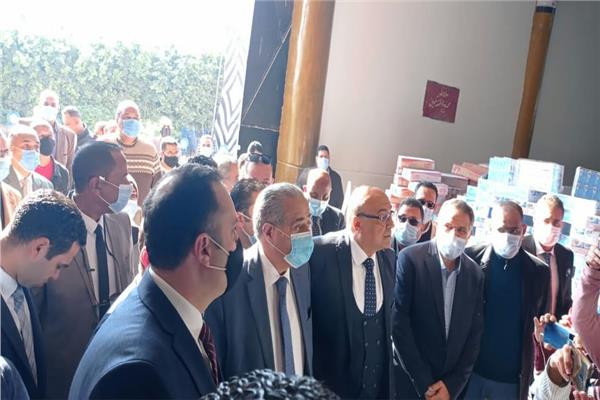 وزير التموين يتفقد عددا من المنافذ التموينية