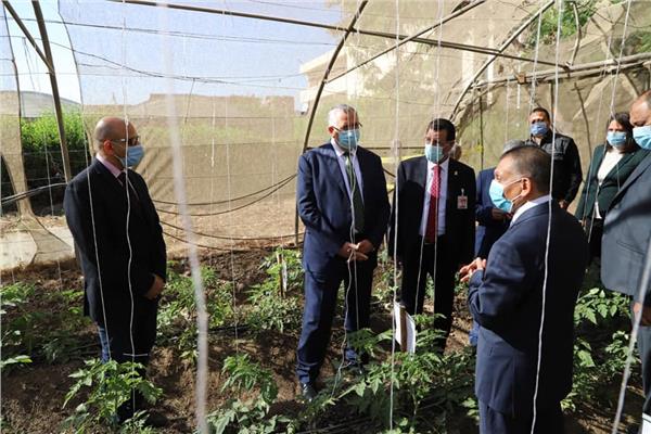  خلال تفقد معاهد ومعامل مركز البحوث الزراعية