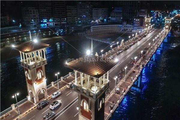 كوبري ستانلي ينافس ميدان التحرير بإضاءة جديدة بلون البحر 
