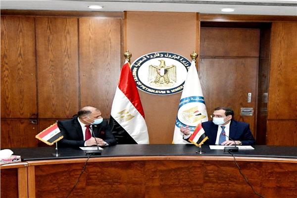وزير البترول خلال لقائه بوزير الصناعة العراقي