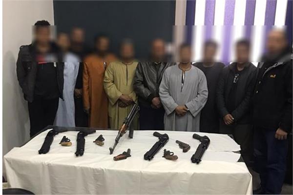 المتهمون وأمامهم المضبوطات