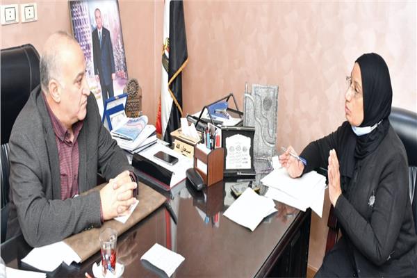 الدكتور عبدالحميد زيد أثناء الحوار 